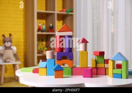 Blocchi colorati su un tavolo bianco nella sala giochi Foto Stock