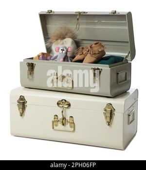 Elegante vano portaoggetti con scarpe e giocattoli per bambini su sfondo bianco. Elementi interni Foto Stock