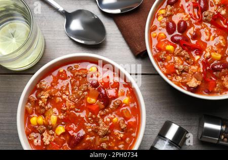 Gustoso peperoncino con carne servito su un tavolo di legno, piatto Foto Stock