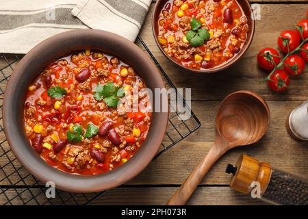Gustoso peperoncino con carne servito su un tavolo di legno, piatto Foto Stock