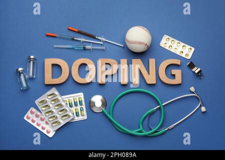 Composizione piatta con doping parola, palla da baseball e droghe su sfondo blu Foto Stock