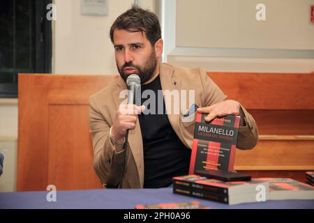 Pagani, Salerno, Italia. 24th Mar, 2023. Il giornalista Sky Sport Peppe di Stefano presenta il suo ultimo libro ''Milanello . La casa del diavolo''. Aneddoti e background sul centro sportivo di Milanello, sede dell'allenamento del club calcistico AC Milan che gioca nella Serie A del Campionato Italiano di Calcio. Presentare i tifosi del Milan Club di Pagani. (Credit Image: © Pasquale Senatore/Pacific Press via ZUMA Press Wire) SOLO PER USO EDITORIALE! Non per USO commerciale! Foto Stock