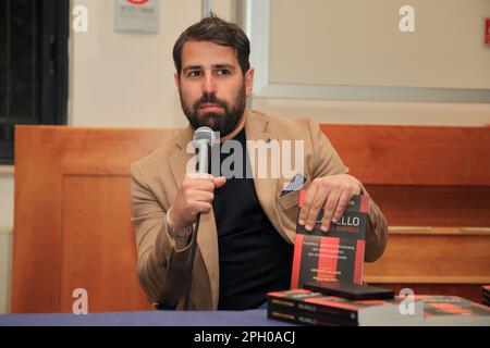 Pagani, Salerno, Italia. 24th Mar, 2023. Il giornalista Sky Sport Peppe di Stefano presenta il suo ultimo libro ''Milanello . La casa del diavolo''. Aneddoti e background sul centro sportivo di Milanello, sede dell'allenamento del club calcistico AC Milan che gioca nella Serie A del Campionato Italiano di Calcio. Presentare i tifosi del Milan Club di Pagani. (Credit Image: © Pasquale Senatore/Pacific Press via ZUMA Press Wire) SOLO PER USO EDITORIALE! Non per USO commerciale! Foto Stock