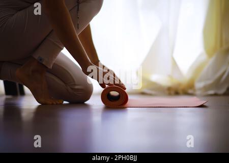 Bella atletica ragazza che fa yoga esercizi godere la meditazione a casa. Niente stress, abitudine sana, concetto di sollievo dall'ansia. Loto. Foto Stock