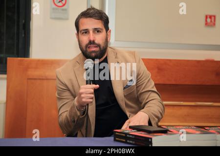 Pagani, Salerno, Italia. 24th Mar, 2023. Il giornalista Sky Sport Peppe di Stefano presenta il suo ultimo libro ''Milanello . La casa del diavolo''. Aneddoti e background sul centro sportivo di Milanello, sede dell'allenamento del club calcistico AC Milan che gioca nella Serie A del Campionato Italiano di Calcio. Presentare i tifosi del Milan Club di Pagani. (Credit Image: © Pasquale Senatore/Pacific Press via ZUMA Press Wire) SOLO PER USO EDITORIALE! Non per USO commerciale! Foto Stock