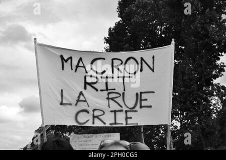 Parigi, Francia - 11 luglio 2017 : attenzione su uno striscione su cui si scrive: "Macron ride, la strada urla". Foto Stock