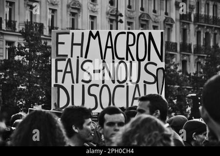 Parigi, Francia - 11 luglio 2017 : Focus su uno striscione su cui è scritto: 'Ehi Macron, rendeteci un po' social!' Foto Stock