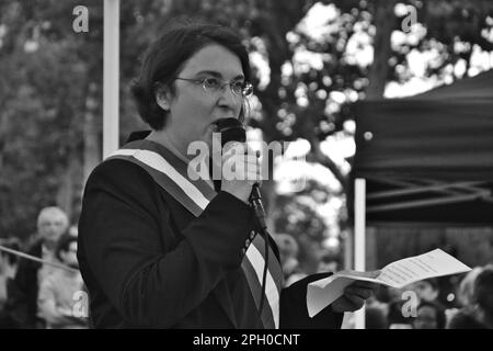 Parigi, Francia - 11 luglio 2017: Incontro politico "la France Insoumise". Ritratto del vice francese Muriel Ressiguier. Foto Stock