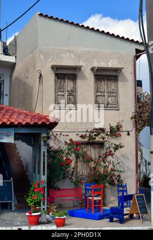 Ierapatra, Creta, Grecia - 12 ottobre 2022: Vecchia taverna e cartello per supermercato sul lungomare nella città più meridionale d'Europa sul Mar Libico Foto Stock