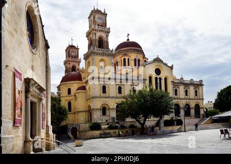 Iraklio, Grecia - 14 ottobre 2022: Persone non identificate sulla piazza di fronte alla Cattedrale di Agios Minas, alias San minas, e l'ingresso della piccola chiesa Foto Stock