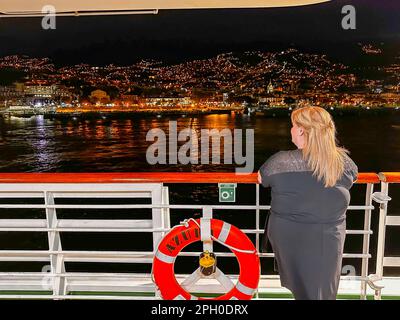 Ponte Promenade sulla nave da crociera P&o Azura di notte, Funchal, Madeira, Portogallo Foto Stock