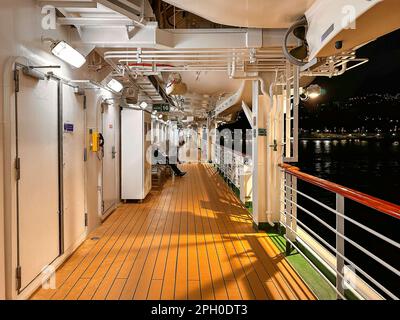 Ponte Promenade sulla nave da crociera P&o Azura di notte, Funchal, Madeira, Portogallo Foto Stock