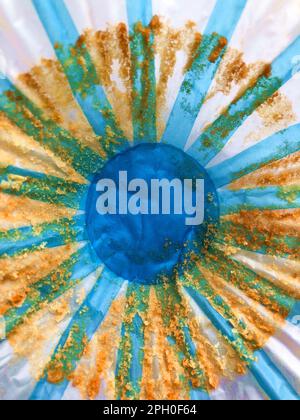 sfondo blu raggi di sole, fiore camomilla, astrazione Foto Stock