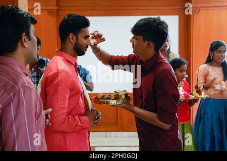 Sposo in arrivo alla cerimonia di fidanzamento , Trichy, Tamil Nadu, India Foto Stock