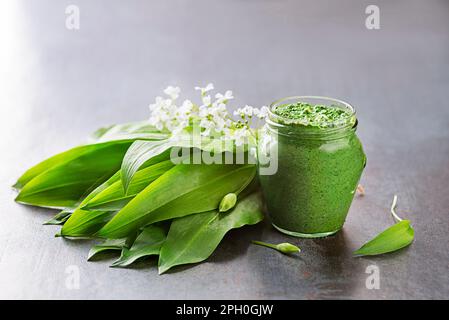 Ramson fresco o pesto di aglio selvatico in vaso di vetro primo piano. Concetto sano di cibo primaverile Foto Stock