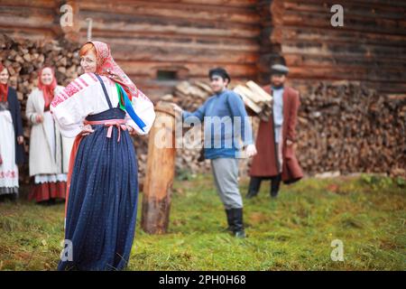 Il concetto di antiche tradizioni. Carnevale slavo. Riti, danze, racconti di fortuna. Abiti di slavi europei. Foto Stock