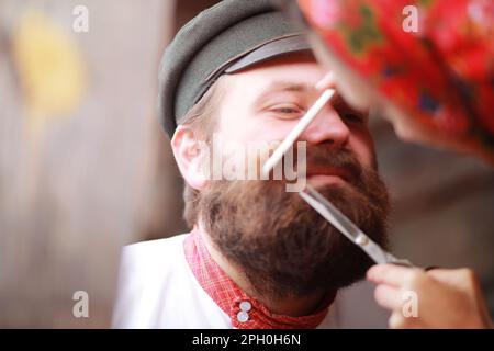 Il concetto di antiche tradizioni. Carnevale slavo. Riti, danze, racconti di fortuna. Abiti di slavi europei. Foto Stock