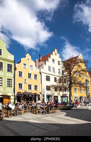 Ingolstadt, Germania - 6 aprile 2019: Vista sulla città vecchia di Ingolstadt con case storiche a graticcio in centro e belle facciate rinnovate. Foto Stock