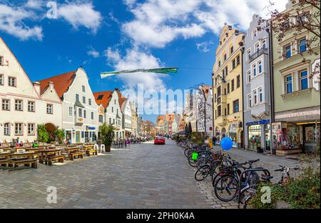 Ingolstadt, Germania - 6 aprile 2019: Vista sulla città vecchia di Ingolstadt con case storiche a graticcio in centro e belle facciate rinnovate. Foto Stock