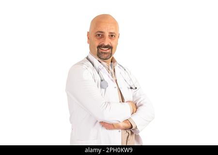 Ritratto di caucasico europeo calvo di mezza età fidato e affidabile medico. In piedi su sfondo bianco isolato indossando un cappotto medico dell'ospedale Foto Stock