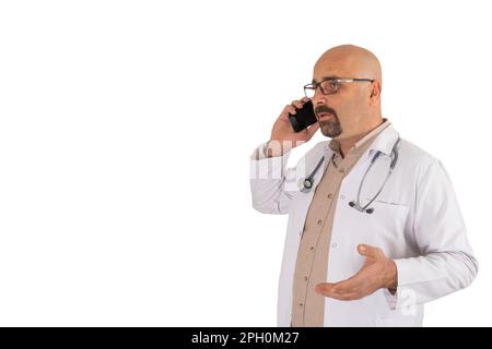 medico di sesso maschile consulto paziente online. Primo piano del concetto di telemedicina professionale del medico. Sfondo bianco isolato, spazio di copia. Foto Stock