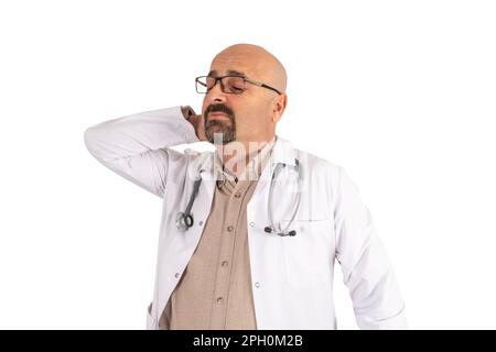 ritratto di medico professionista che soffre di dolore al collo. Spasmo muscolare, reumatismo. Idea di concetto del medico stanco e stressato, sfondo bianco isolato. Foto Stock