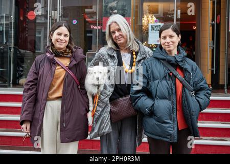 Amburgo, Germania. 25th Mar, 2023. Natascha Giller (m) con il cane Coco e le sue figlie Tatiany (l) e Alexia Stamatelatos stand di fronte al teatro Hamburger Kammerspiele. La proprietà della coppia di attori Nadja Tiller e Walter Giller è stata venduta a beneficio di Amburgo Leuchtfeuer. Credit: Georg Wendt/dpa/Alamy Live News Foto Stock