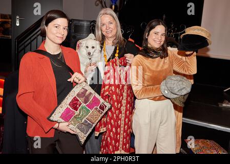 Amburgo, Germania. 25th Mar, 2023. Natascha Giller (m) con il cane Coco e le sue figlie Alexia (l) e Tatiany Stamatelatos stand in una sala presso il teatro Hamburger Kammerspiele. La proprietà della coppia di attori Nadja Tiller e Walter Giller è stata venduta a beneficio di Amburgo Leuchtfeuer. Credit: Georg Wendt/dpa/Alamy Live News Foto Stock