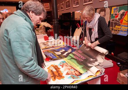 Amburgo, Germania. 25th Mar, 2023. Un uomo guarda i poster durante una vendita di benefit in una stanza al Kammerspiele. La proprietà della coppia di attori Nadja Tiller e Walter Giller è stata venduta a beneficio di Amburgo Leuchtfeuer. Credit: Georg Wendt/dpa/Alamy Live News Foto Stock