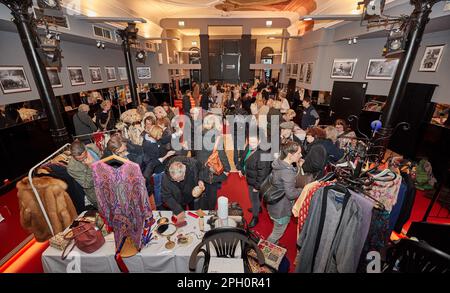 Amburgo, Germania. 25th Mar, 2023. I dipendenti di Hamburg Leuchtfeuer e i cacciatori d'affari si trovano tra i vari oggetti presenti in una sala del teatro Hamburger Kammerspiele durante una vendita di benefit. La proprietà della coppia di attori Nadja Tiller e Walter Giller è stata venduta a beneficio di Amburgo Leuchtfeuer. Credit: Georg Wendt/dpa/Alamy Live News Foto Stock