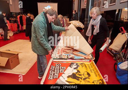 Amburgo, Germania. 25th Mar, 2023. Un uomo guarda i poster durante una vendita di benefit in una stanza al Kammerspiele. La proprietà della coppia di attori Nadja Tiller e Walter Giller è stata venduta a beneficio di Amburgo Leuchtfeuer. Credit: Georg Wendt/dpa/Alamy Live News Foto Stock