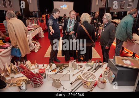 Amburgo, Germania. 25th Mar, 2023. I dipendenti di Hamburg Leuchtfeuer e i cacciatori d'affari si trovano tra i vari oggetti presenti in una sala del teatro Hamburger Kammerspiele durante una vendita di benefit. La proprietà della coppia di attori Nadja Tiller e Walter Giller è stata venduta a beneficio di Amburgo Leuchtfeuer. Credit: Georg Wendt/dpa/Alamy Live News Foto Stock