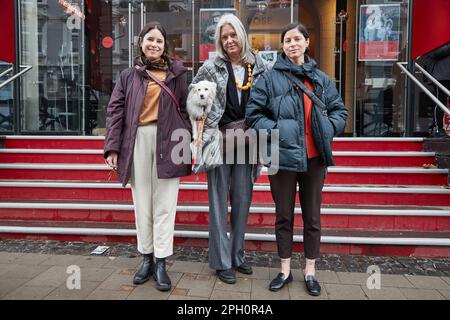 Amburgo, Germania. 25th Mar, 2023. Natascha Giller (m) con il cane Coco e le sue figlie Tatiany (l) e Alexia Stamatelatos stand di fronte al teatro Hamburger Kammerspiele. La proprietà della coppia di attori Nadja Tiller e Walter Giller è stata venduta a beneficio di Amburgo Leuchtfeuer. Credit: Georg Wendt/dpa/Alamy Live News Foto Stock