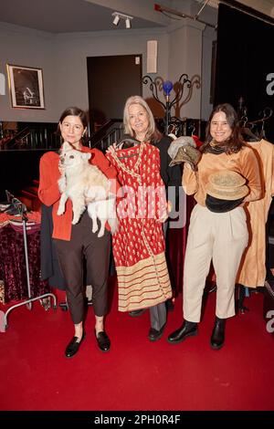 Amburgo, Germania. 25th Mar, 2023. Natascha Giller (m) con il cane Coco e le sue figlie Alexia (l) e Tatiany Stamatelatos stand in una sala presso il teatro Hamburger Kammerspiele. La proprietà della coppia di attori Nadja Tiller e Walter Giller è stata venduta a beneficio di Amburgo Leuchtfeuer. Credit: Georg Wendt/dpa/Alamy Live News Foto Stock