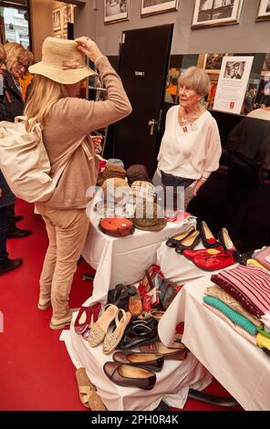 Amburgo, Germania. 25th Mar, 2023. Un cacciatore di affari prova su un cappello durante una vendita di beneficio al teatro di Hamburger Kammerspiele. La proprietà della coppia di attori Nadja Tiller e Walter Giller è stata venduta a beneficio di Amburgo Leuchtfeuer. Credit: Georg Wendt/dpa/Alamy Live News Foto Stock