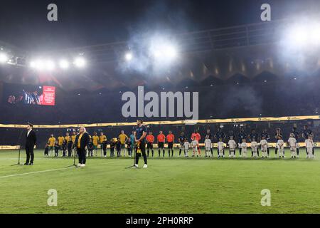 Socceroos, Reberees e la squadra dell'Ecuador si allineano prima della partita tra Australia ed Ecuador al CommBank Stadium il 24 marzo 2023 a Sydney, Austr Foto Stock