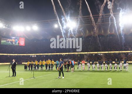 Socceroos, Reberees e la squadra dell'Ecuador si allineano prima della partita tra Australia ed Ecuador al CommBank Stadium il 24 marzo 2023 a Sydney, Austr Foto Stock