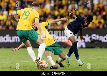 Milos Degenek dell'Australia compete per la palla con Kevin Rodriguez dell'Ecuador durante la partita tra Australia ed Ecuador al CommBank Stadium ON Foto Stock