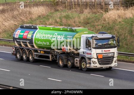 WELCOME BREAK' Fuelling the UK' ADF CF Fuel Tanker; viaggiando sull'autostrada M61, Regno Unito Foto Stock