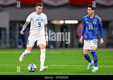 TOKYO, GIAPPONE - 24 MARZO: Matias Vecino dell'Uruguay e Daichi Kamada del Giappone durante la partita internazionale amichevole tra Giappone e Uruguay allo Stadio Nazionale il 24 marzo 2023 a Tokyo (Foto di Pablo Morano/BSR Agency) Foto Stock