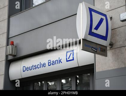 Berlino, Germania. 25th Mar, 2023. Questa foto scattata il 25 marzo 2023 mostra una filiale Deutsche Bank a Beriln, Germania. I prezzi delle azioni del più grande prestatore tedesco Deutsche Bank (DB) è crollato il venerdì per le preoccupazioni circa la salute delle banche europee stanno aumentando in seguito al crollo delle banche negli Stati Uniti. Credit: Ren Pengfei/Xinhua/Alamy Live News Foto Stock