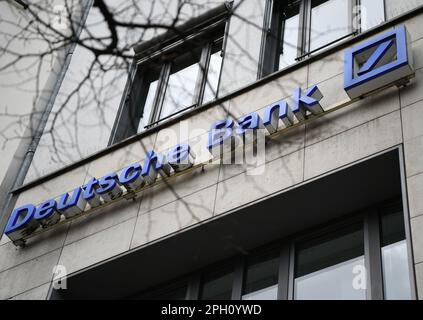 Berlino, Germania. 25th Mar, 2023. Questa foto scattata il 25 marzo 2023 mostra una filiale Deutsche Bank a Beriln, Germania. I prezzi delle azioni del più grande prestatore tedesco Deutsche Bank (DB) è crollato il venerdì per le preoccupazioni circa la salute delle banche europee stanno aumentando in seguito al crollo delle banche negli Stati Uniti. Credit: Ren Pengfei/Xinhua/Alamy Live News Foto Stock