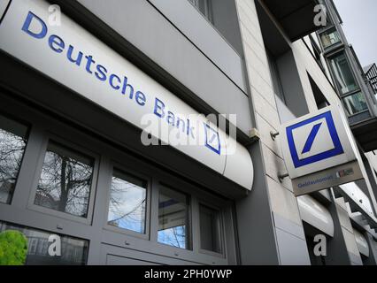 Berlino, Germania. 25th Mar, 2023. Questa foto scattata il 25 marzo 2023 mostra una filiale Deutsche Bank a Beriln, Germania. I prezzi delle azioni del più grande prestatore tedesco Deutsche Bank (DB) è crollato il venerdì per le preoccupazioni circa la salute delle banche europee stanno aumentando in seguito al crollo delle banche negli Stati Uniti. Credit: Ren Pengfei/Xinhua/Alamy Live News Foto Stock