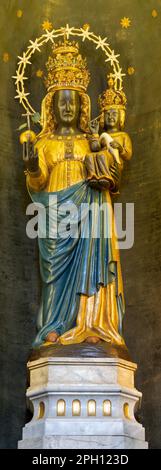 BIELLA, ITALIA - 15 LUGLIO 2022: Statua policroma scolpita della Madonna d’Oropa in Cattedrale Foto Stock