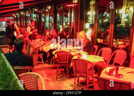 14-05-2016 Parigi Francia. Fouquet's Paris è uno storico ristorante di alta qualità (brasserie) a Parigi, in Francia. Si trova al 99 degli Champs Elysées. Persone r Foto Stock