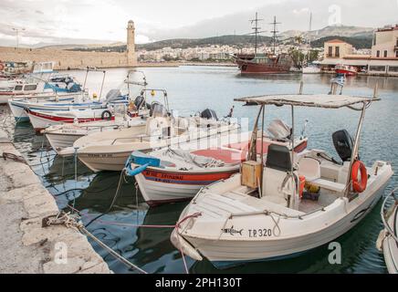 Porto di Rethymnon, Creta con il faro, nave dei pirati Barbarosa e varie piccole barche ormeggiate. Foto Stock