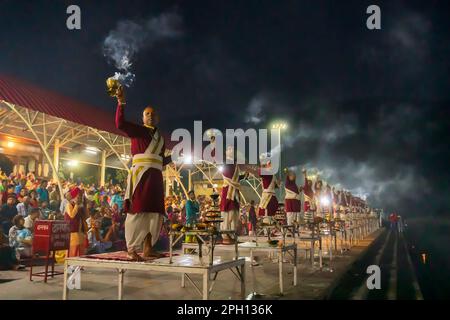 Tribeni Ghat, Rishikesh, Uttarakhand - 29th ottobre 2018 : Ganga aarti è stato eseguito da sacerdoti indù ai canti di inni vedici. Affollato. Foto Stock