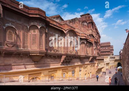 Jhanki Mahal, per le donne reali per vedere i possedimenti reali dalle finestre o Jharokha, finestra di pietra che si proietta dal muro, in un piano superiore. Foto Stock