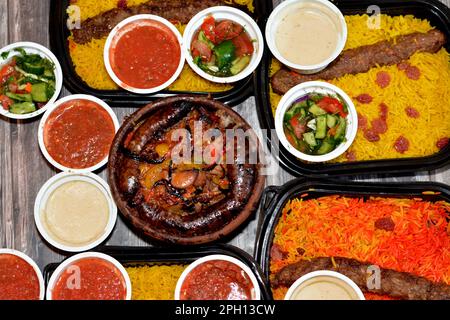 Tradizionale egiziano manzo Kofta, kebab e tarb kofta shish con miscela di carne di agnello, salsiccia di budello farro ripieno di riso, kawareh trotters mucca Foto Stock