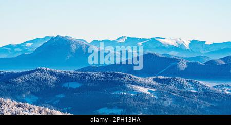 Velky Choc e basso Tatra con Chopok collina da Velka Raca collina in inverno Kysucke Beskydy montagne sul slovacco - confine polacco Foto Stock